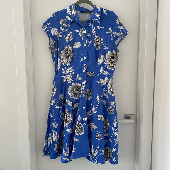 💙🤍Blue Floral Dress with button front - Picture 1 of 7